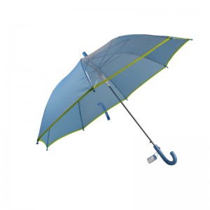 Ein Panel sieht durch blauen Regenschirm